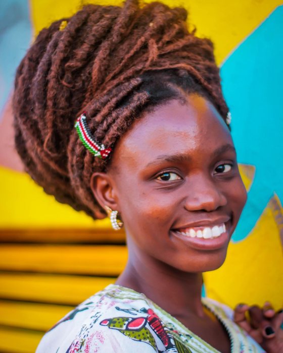 Locs relevées, sourire