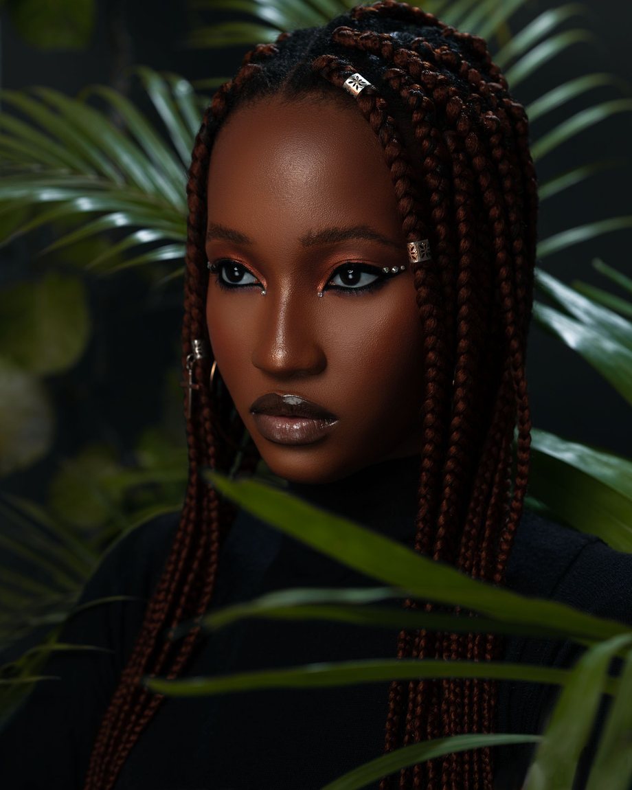 Femme aux longues tresses fines, portrait